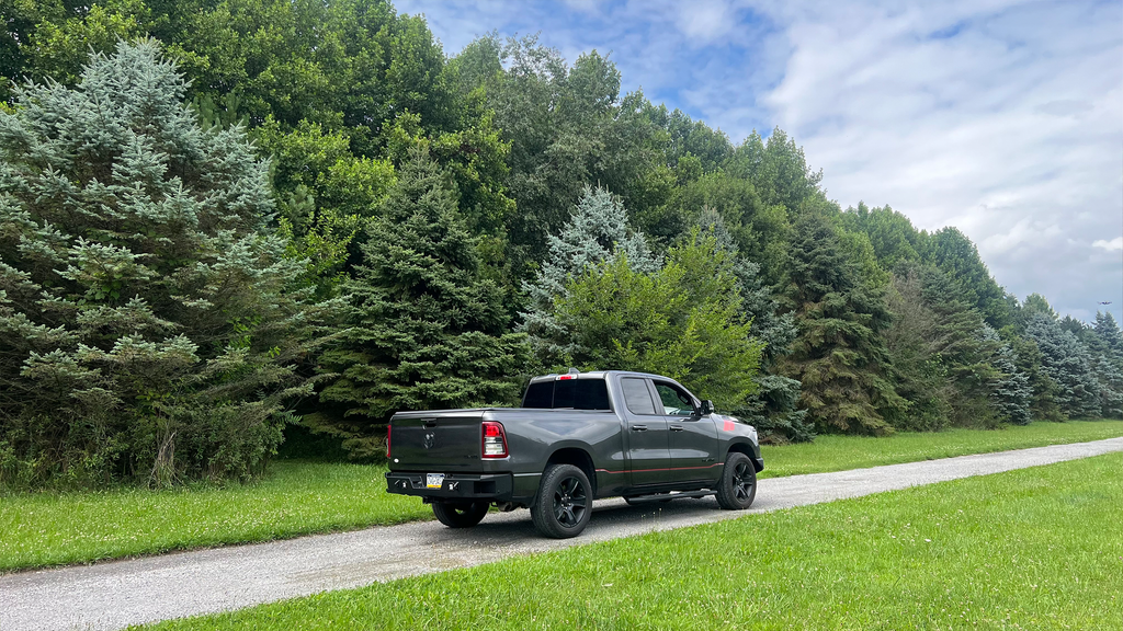 Bumper's side steps and middle tread plate offering enhanced foot traction